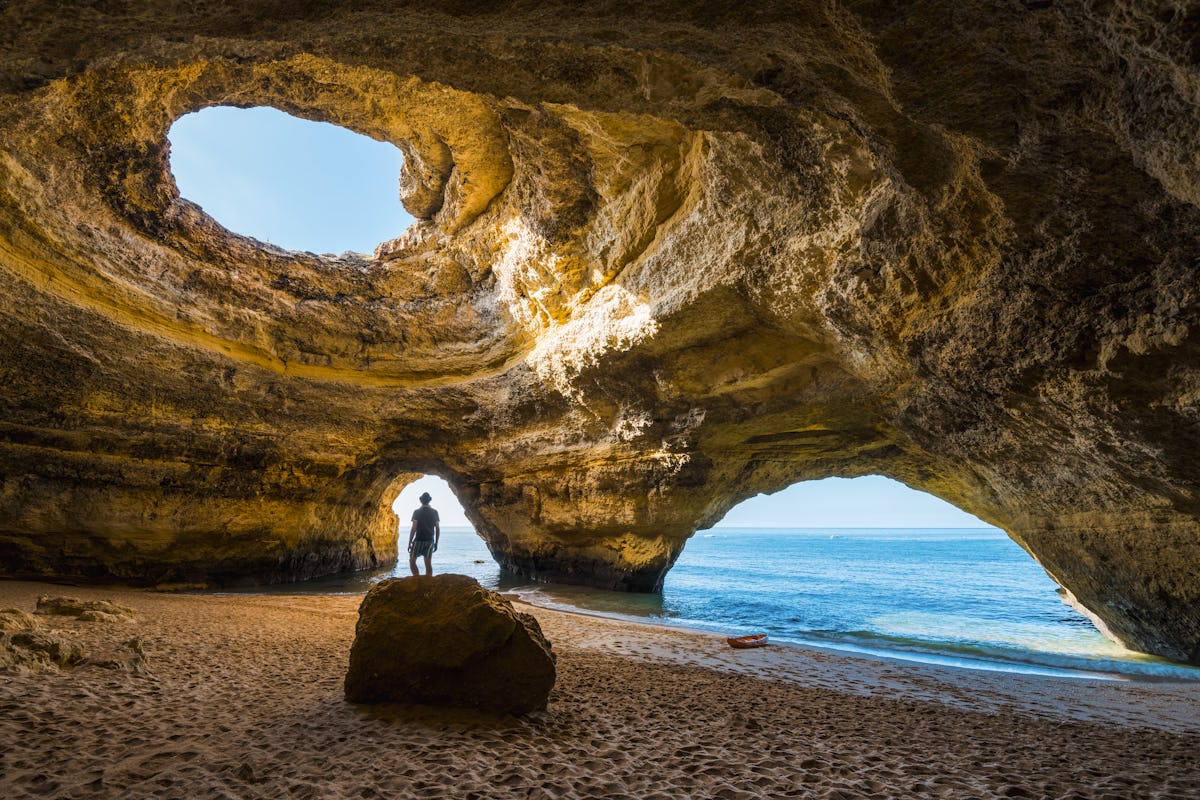 Tidur di Dalam Gua, Bangun dengan Laut: Wisata Gila di Algarve, Portugal