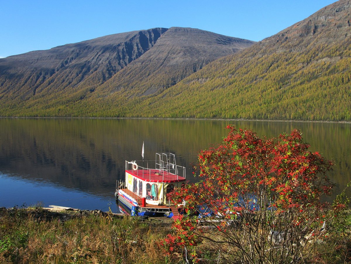 Camping Terapung di Danau Terkutuk, Rusia: Menginap di Atas Air Berwarna Kehijauan