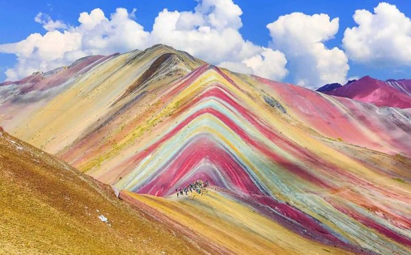 Mendaki Bukit Pasir Berwarna Pelangi di Atacama: Panorama Alam yang Tak Tertandingi