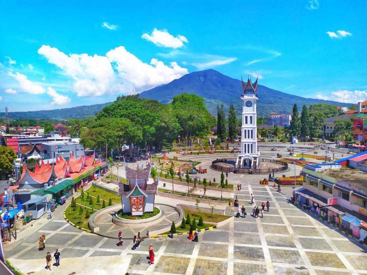 Liburan ke Bukit Tinggi, Sumatera Barat: Menikmati Jam Gadang dan Alam