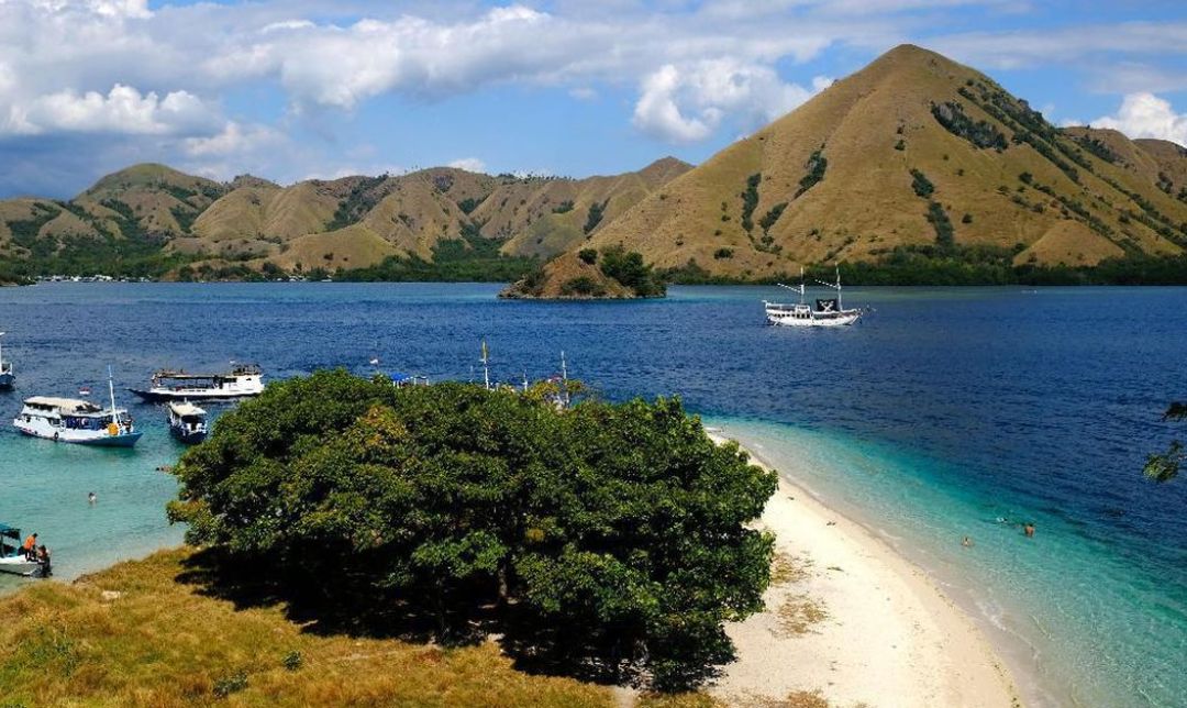 Hidden Gems NTB: Pantai Sepi, Air Terjun, dan Desa Tradisional di Sumbawa, Pulau Moyo, dan Pulau Satonda